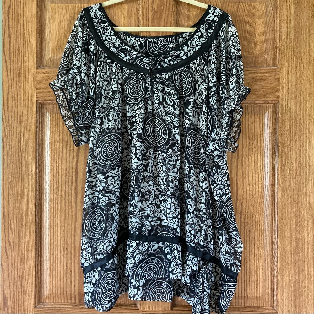 Elegant Black and White Patterned Women's Top